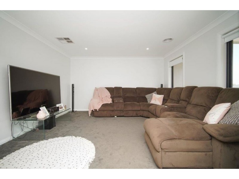 10 Mugga Street, Gobbagombalin NSW 2650