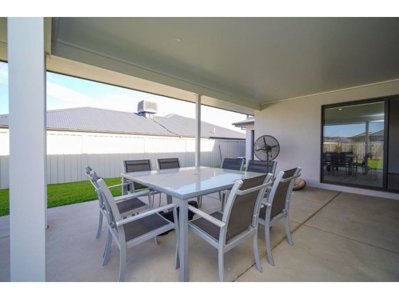 10 Mugga Street, Gobbagombalin NSW 2650