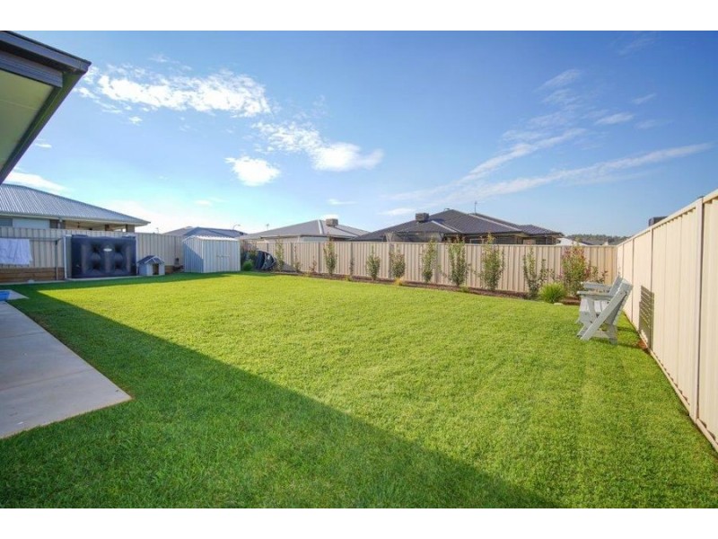 10 Mugga Street, Gobbagombalin NSW 2650