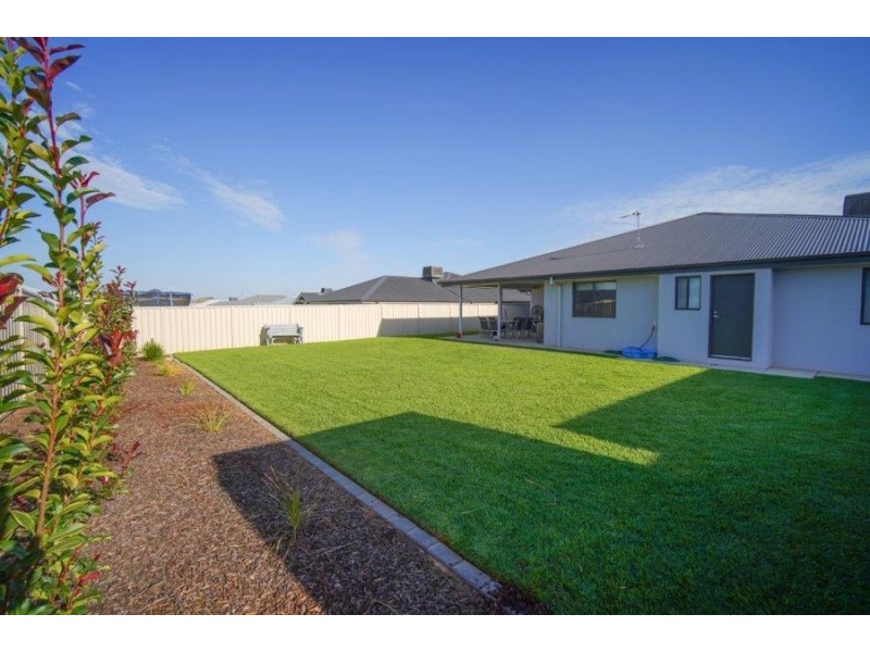 10 Mugga Street, Gobbagombalin NSW 2650