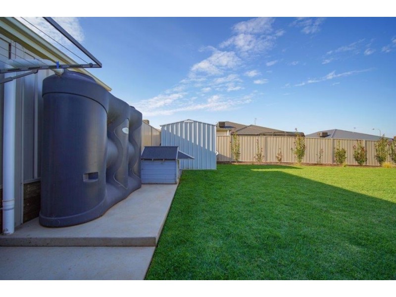 10 Mugga Street, Gobbagombalin NSW 2650