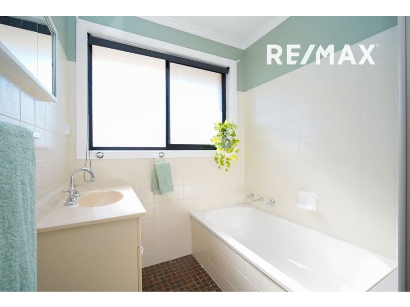 4 Lincoln Avenue, Tolland NSW 2650