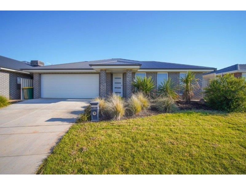 22 Ross Parkway, Gobbagombalin NSW 2650