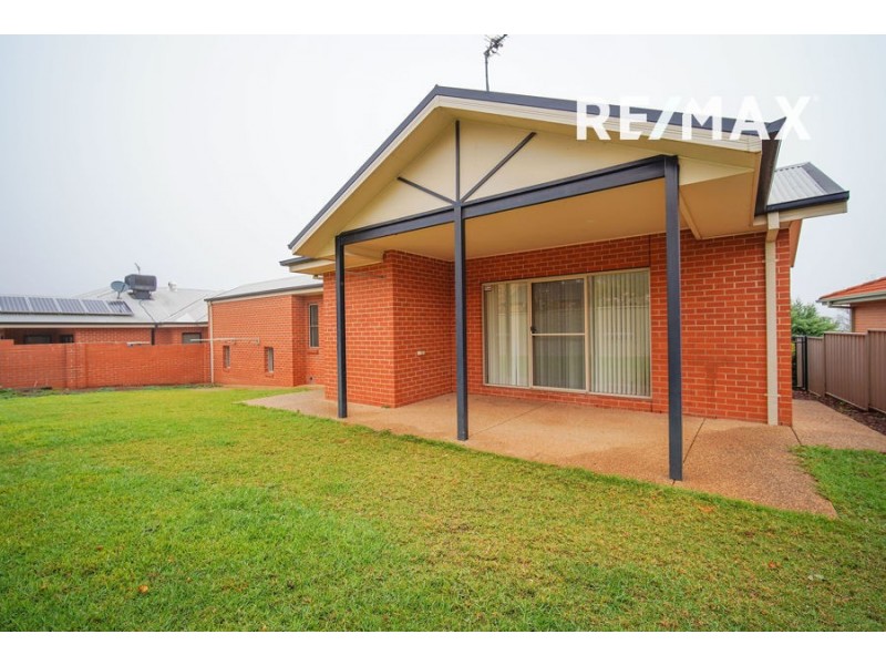 63 Brooklyn Drive, Bourkelands NSW 2650