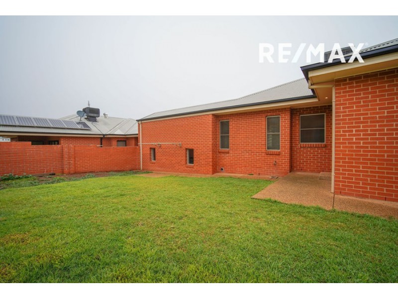63 Brooklyn Drive, Bourkelands NSW 2650