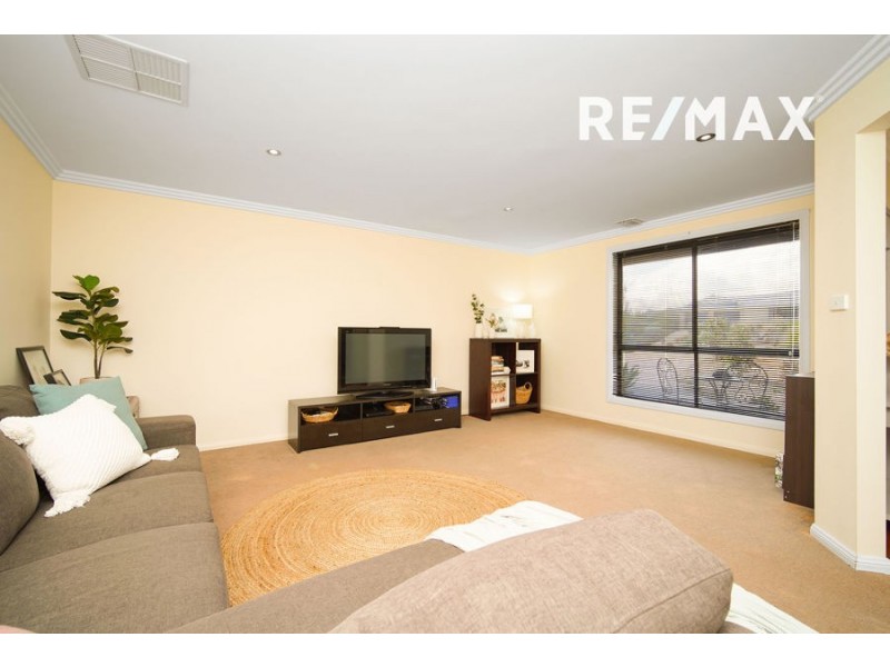 6 Yanko Crescent, Bourkelands NSW 2650