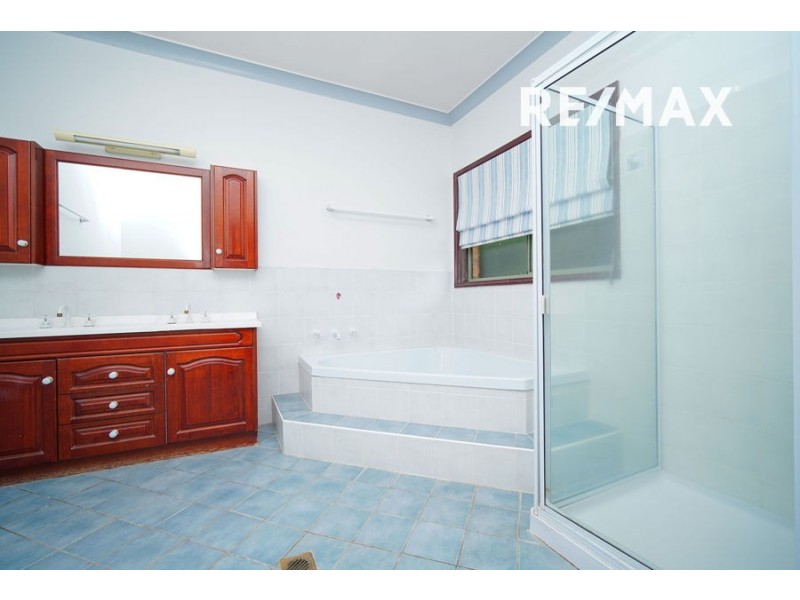 4 Loru Close, Kooringal NSW 2650