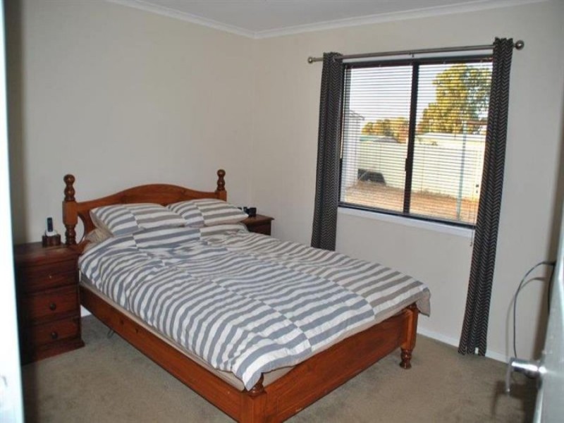 8 Naretha Street, Glenfield Park NSW 2650