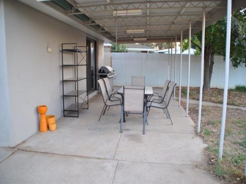 8 Naretha Street, Glenfield Park NSW 2650