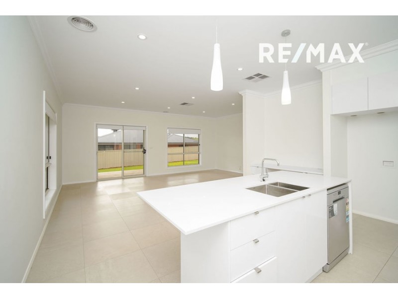 10 Devon Crescent, Gobbagombalin NSW 2650