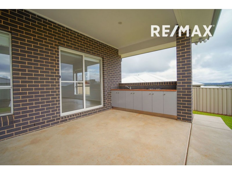 10 Devon Crescent, Gobbagombalin NSW 2650