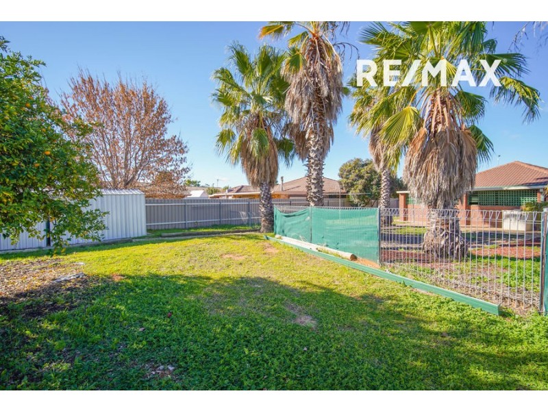 52 Pinaroo Drive, Glenfield Park NSW 2650