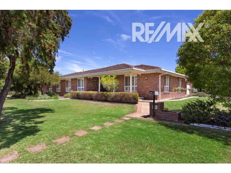 2 Balmoral Crescent, Lake Albert NSW 2650