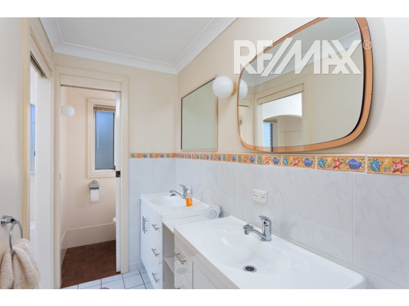 2 Balmoral Crescent, Lake Albert NSW 2650