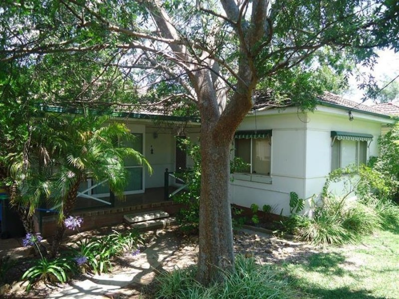 4 Waranga Avenue, Mount Austin NSW 2650