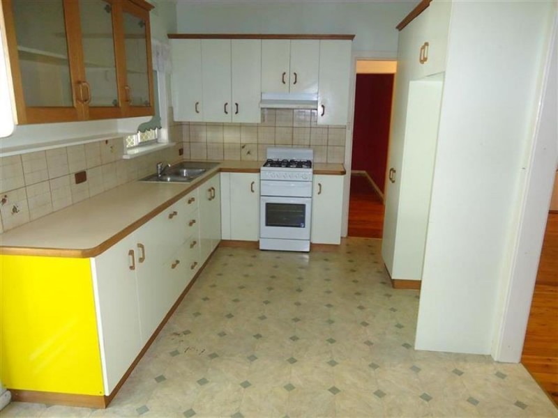 4 Waranga Avenue, Mount Austin NSW 2650