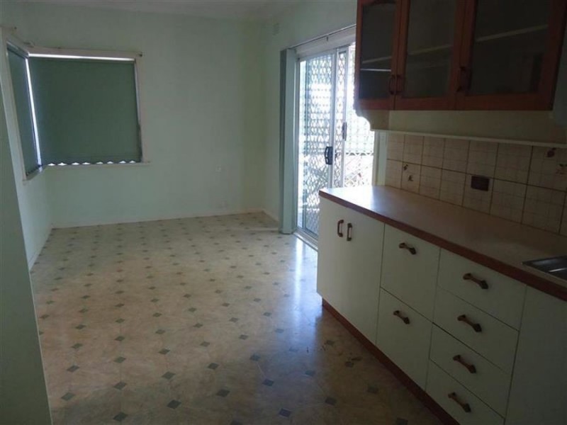 4 Waranga Avenue, Mount Austin NSW 2650