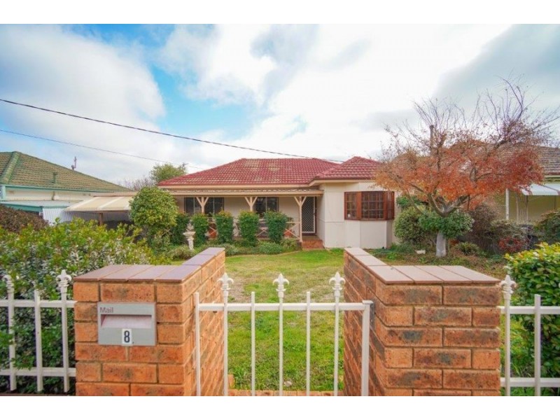 8 Waranga Avenue, Mount Austin NSW 2650