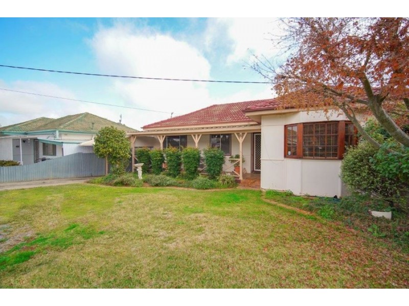 8 Waranga Avenue, Mount Austin NSW 2650