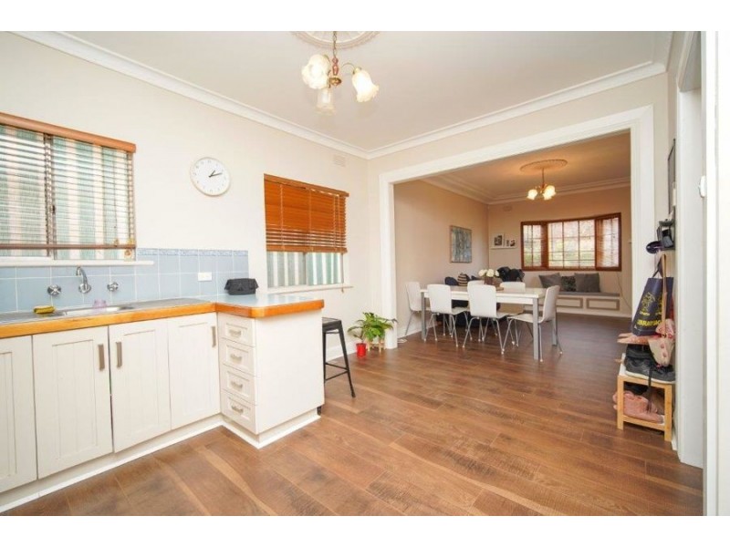 8 Waranga Avenue, Mount Austin NSW 2650