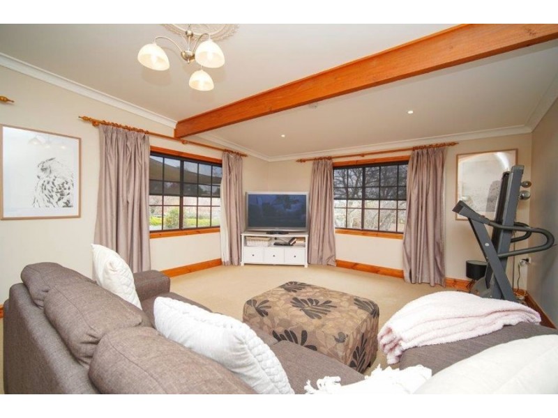 8 Waranga Avenue, Mount Austin NSW 2650