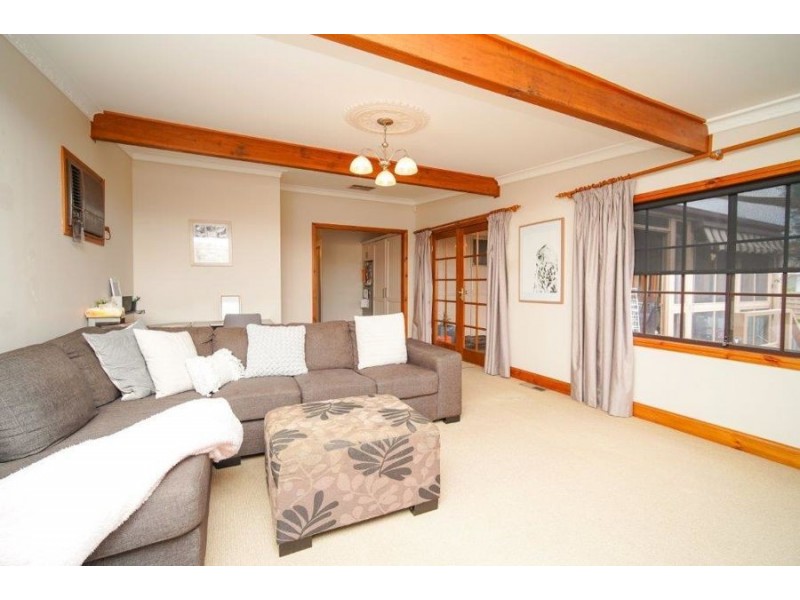 8 Waranga Avenue, Mount Austin NSW 2650