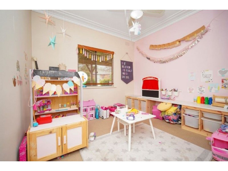 8 Waranga Avenue, Mount Austin NSW 2650