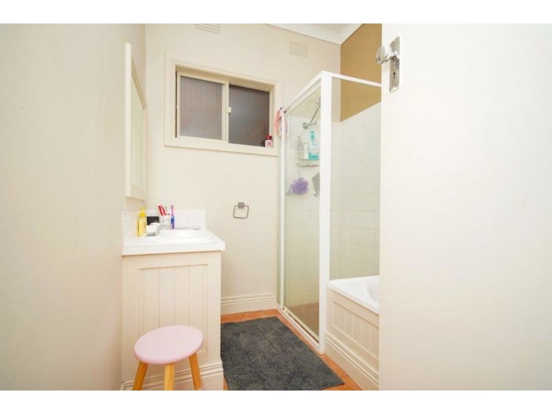 8 Waranga Avenue, Mount Austin NSW 2650