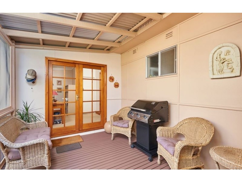 8 Waranga Avenue, Mount Austin NSW 2650