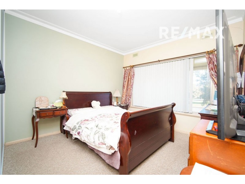 2 Waratah Street, Kooringal NSW 2650