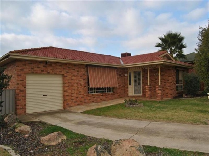 6 Titanga Place, Bourkelands NSW 2650