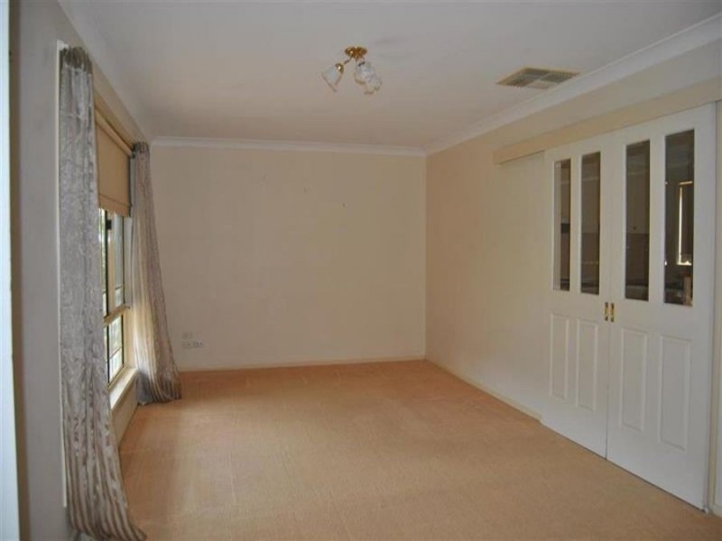 6 Titanga Place, Bourkelands NSW 2650