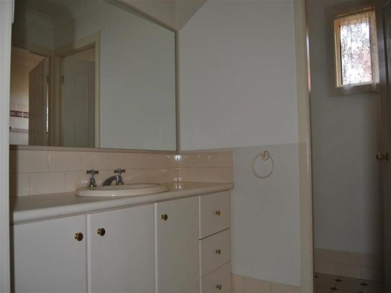 6 Titanga Place, Bourkelands NSW 2650