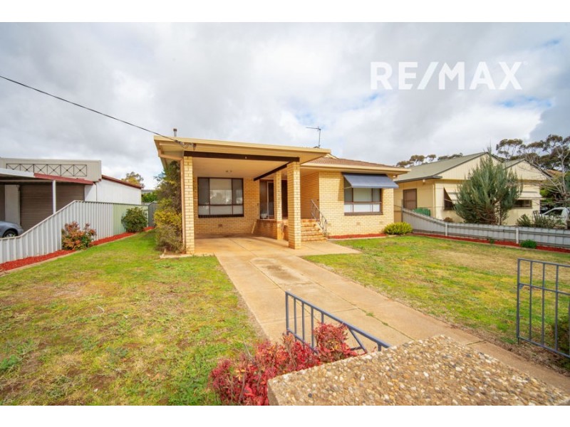 8 Charleville Road, Turvey Park NSW 2650
