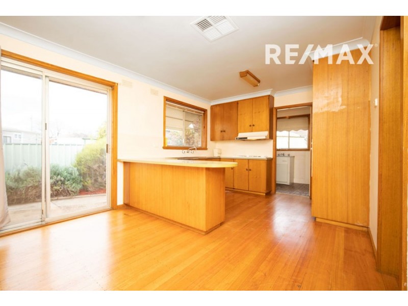 8 Charleville Road, Turvey Park NSW 2650