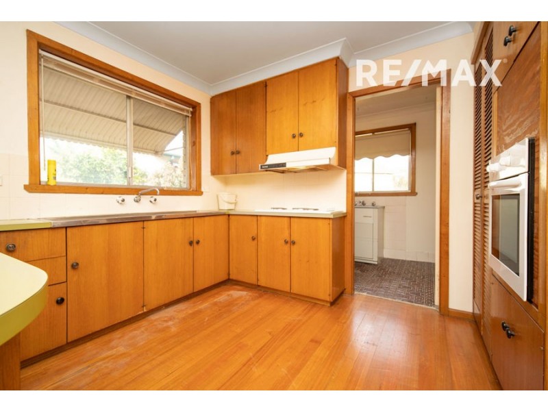8 Charleville Road, Turvey Park NSW 2650