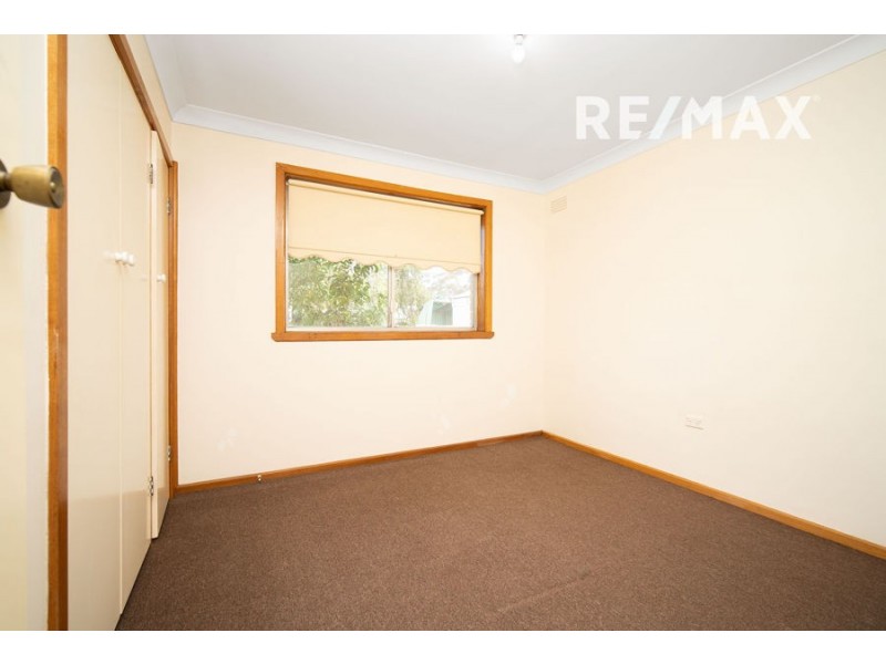 8 Charleville Road, Turvey Park NSW 2650