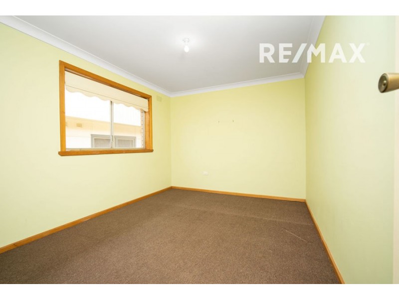 8 Charleville Road, Turvey Park NSW 2650