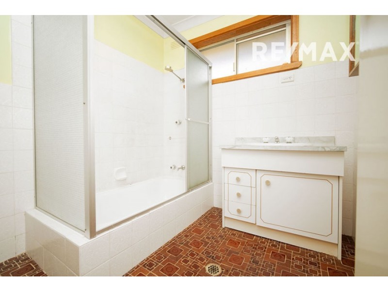 8 Charleville Road, Turvey Park NSW 2650