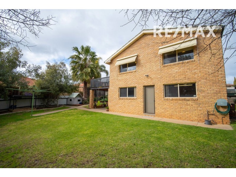 27 Brooklyn Drive, Bourkelands NSW 2650