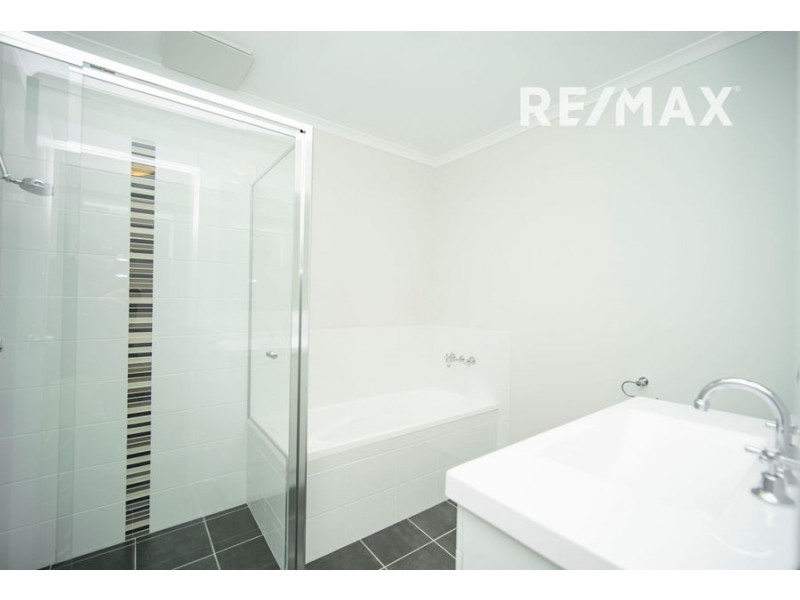 2/1 Ronald Street, Gobbagombalin NSW 2650