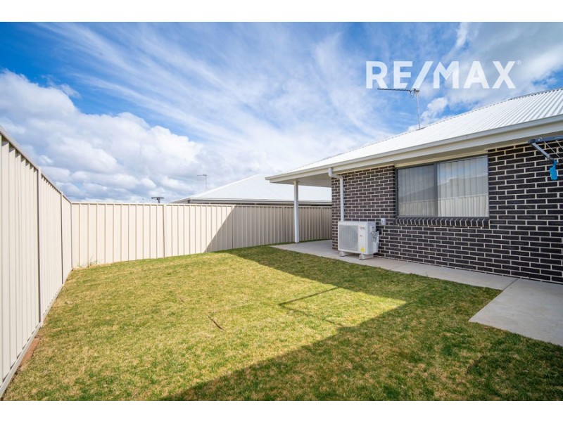 2/1 Ronald Street, Gobbagombalin NSW 2650