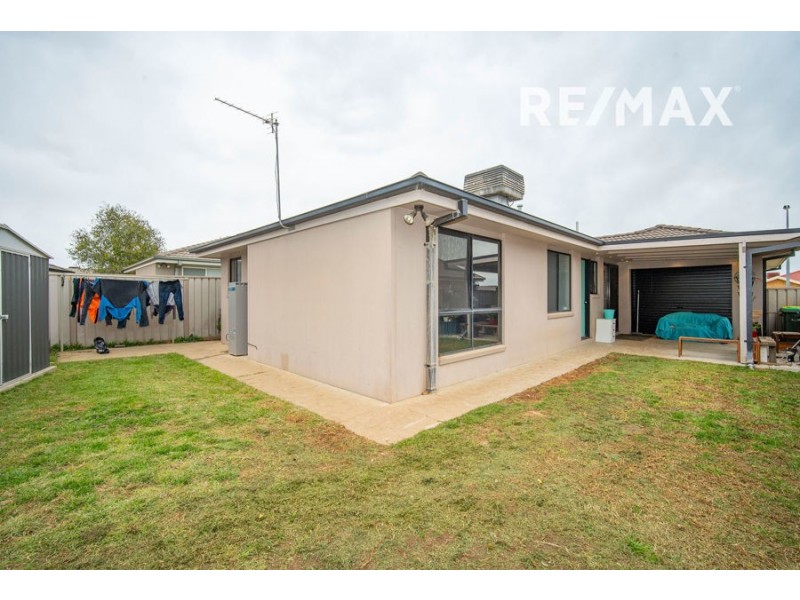 22 Womboin Crescent, Glenfield Park NSW 2650