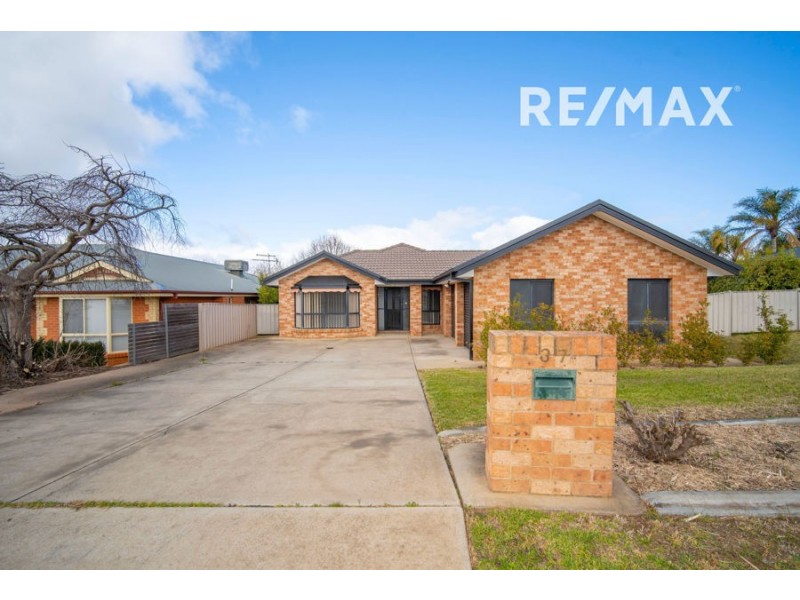 37 Stirling Boulevard, Tatton NSW 2650