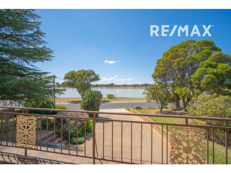 28 Lakeside Drive, Lake Albert NSW 2650