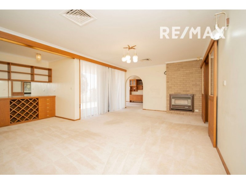 28 Lakeside Drive, Lake Albert NSW 2650