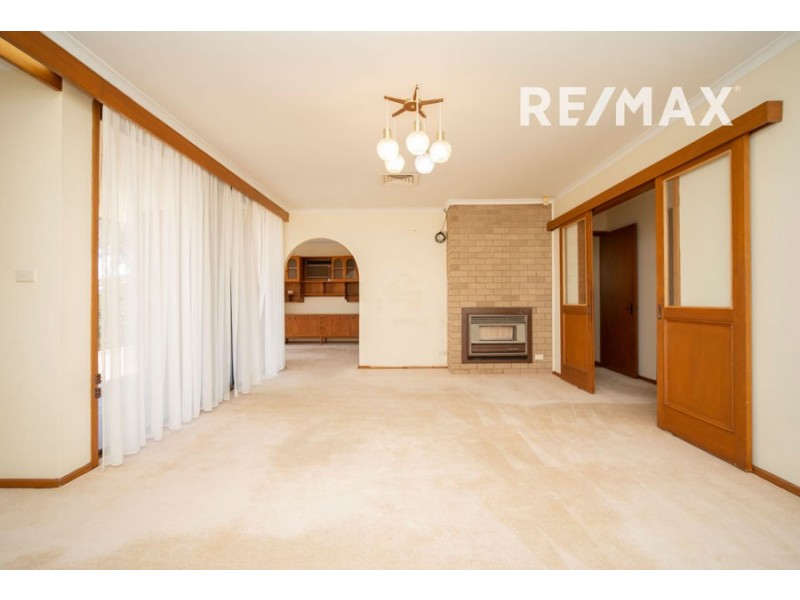 28 Lakeside Drive, Lake Albert NSW 2650