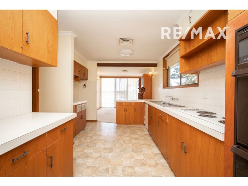 28 Lakeside Drive, Lake Albert NSW 2650