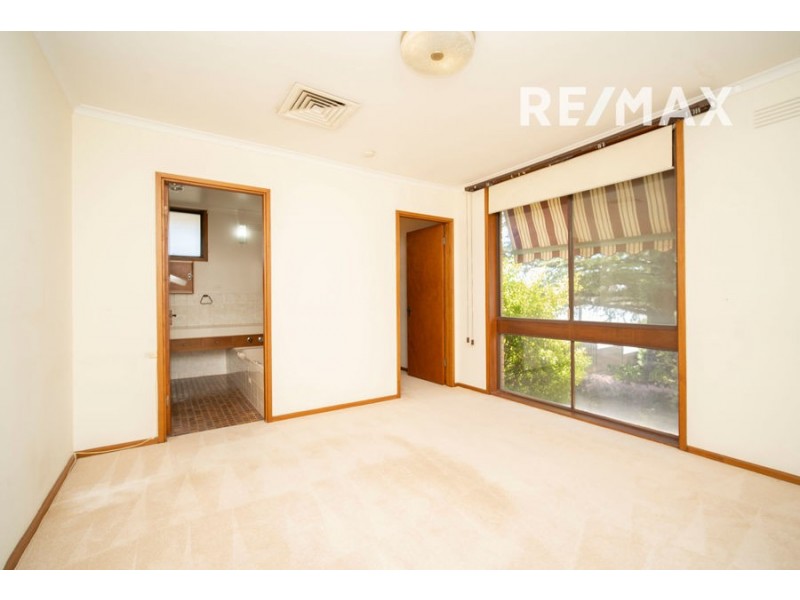 28 Lakeside Drive, Lake Albert NSW 2650