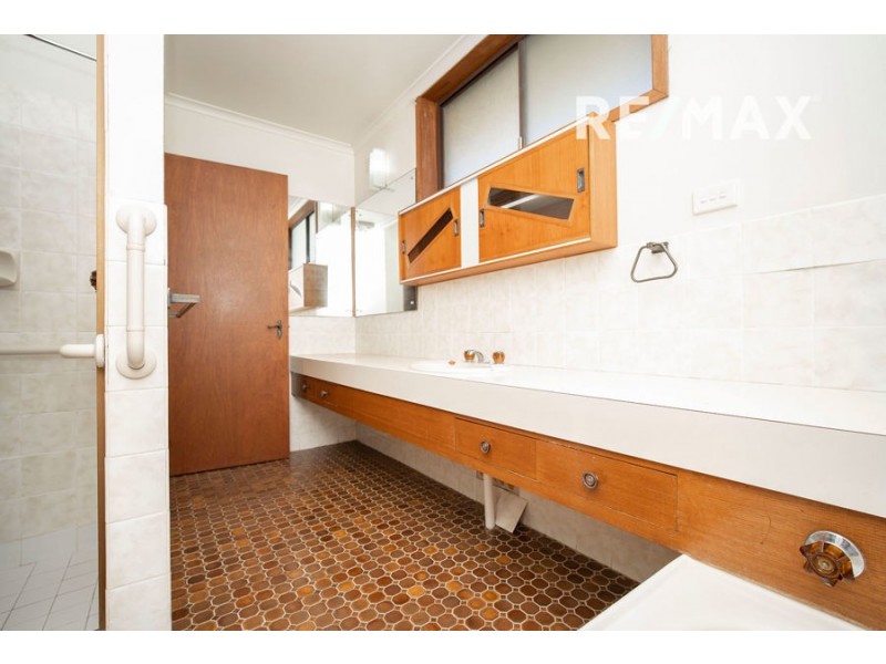 28 Lakeside Drive, Lake Albert NSW 2650